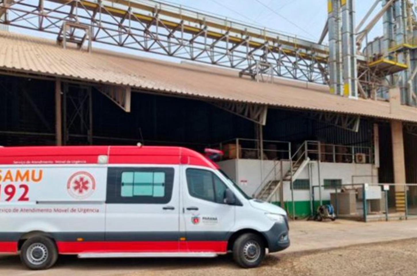 Jovem sofre acidente de trabalho em cooperativa e é levado ao hospital