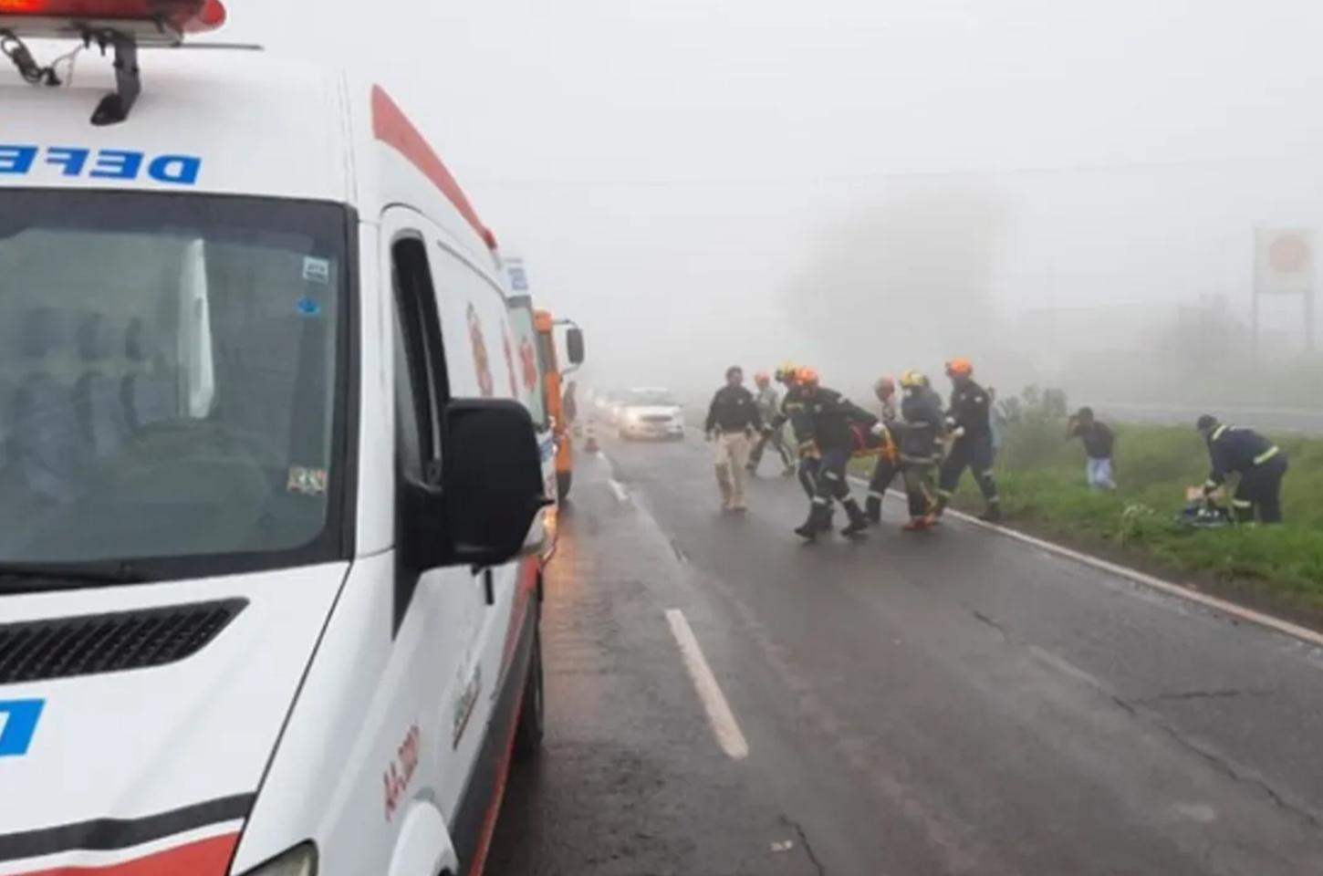 Neblina: moto bate em rodado de caminhão na BR-376 em Jandaia