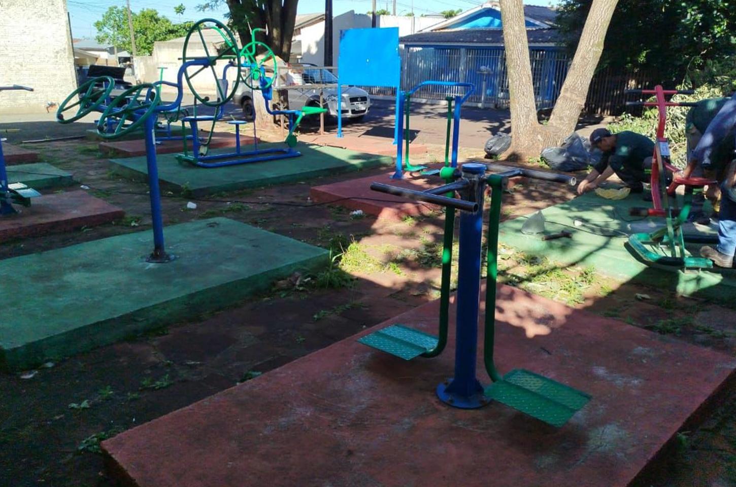 PREFEITURA REALIZA MANUTENÇÃO NAS ACADEMIAS AO AR LIVRE E PARQUINHOS DE JANDAIA DO SUL