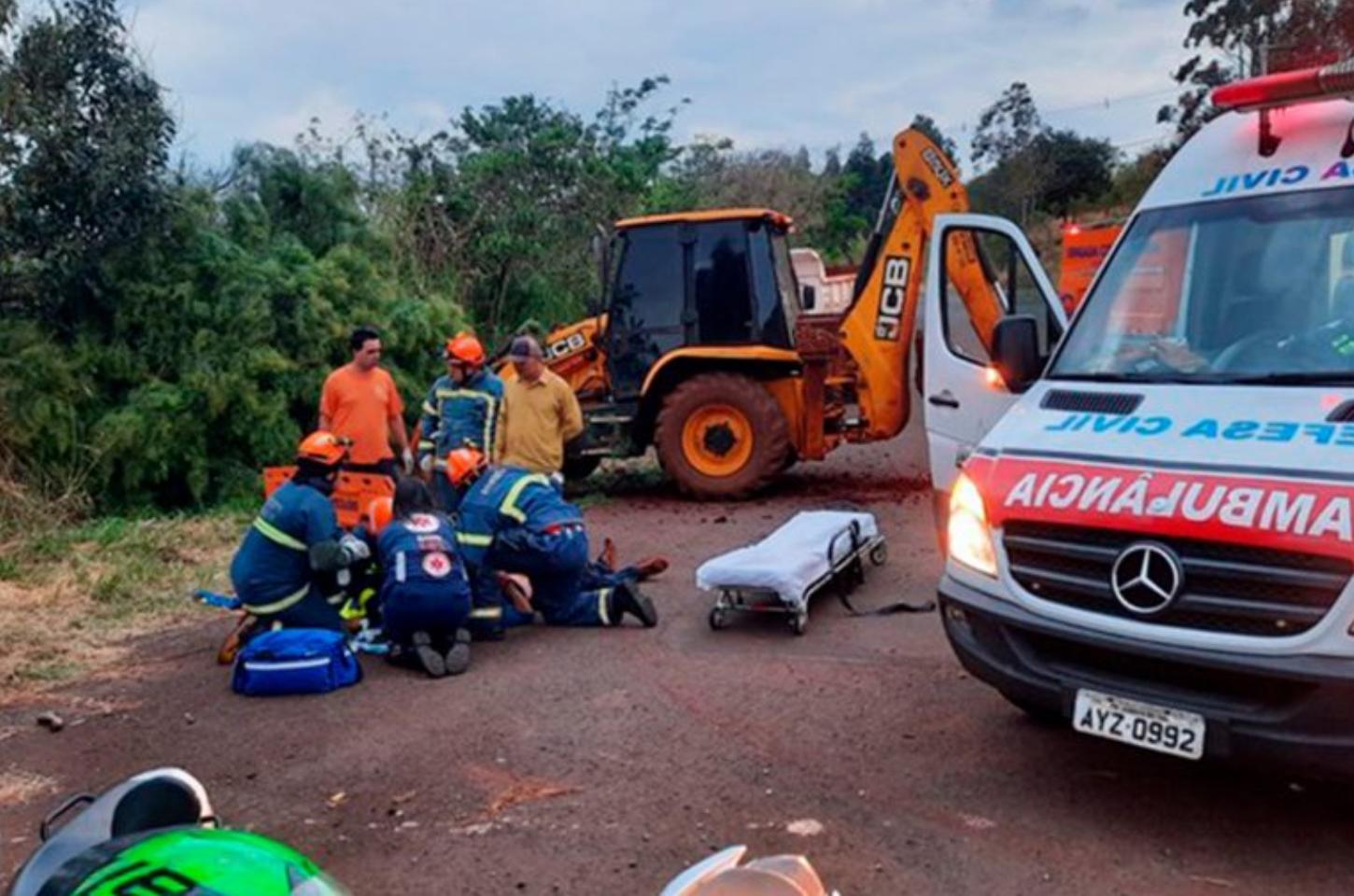 Retroescavadeira perde freios e operador fica ferido após colisão em árvore