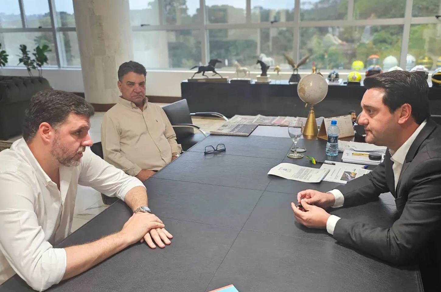 Sérgio Onofre se reúne com Ratinho Junior e participa de evento da AMP