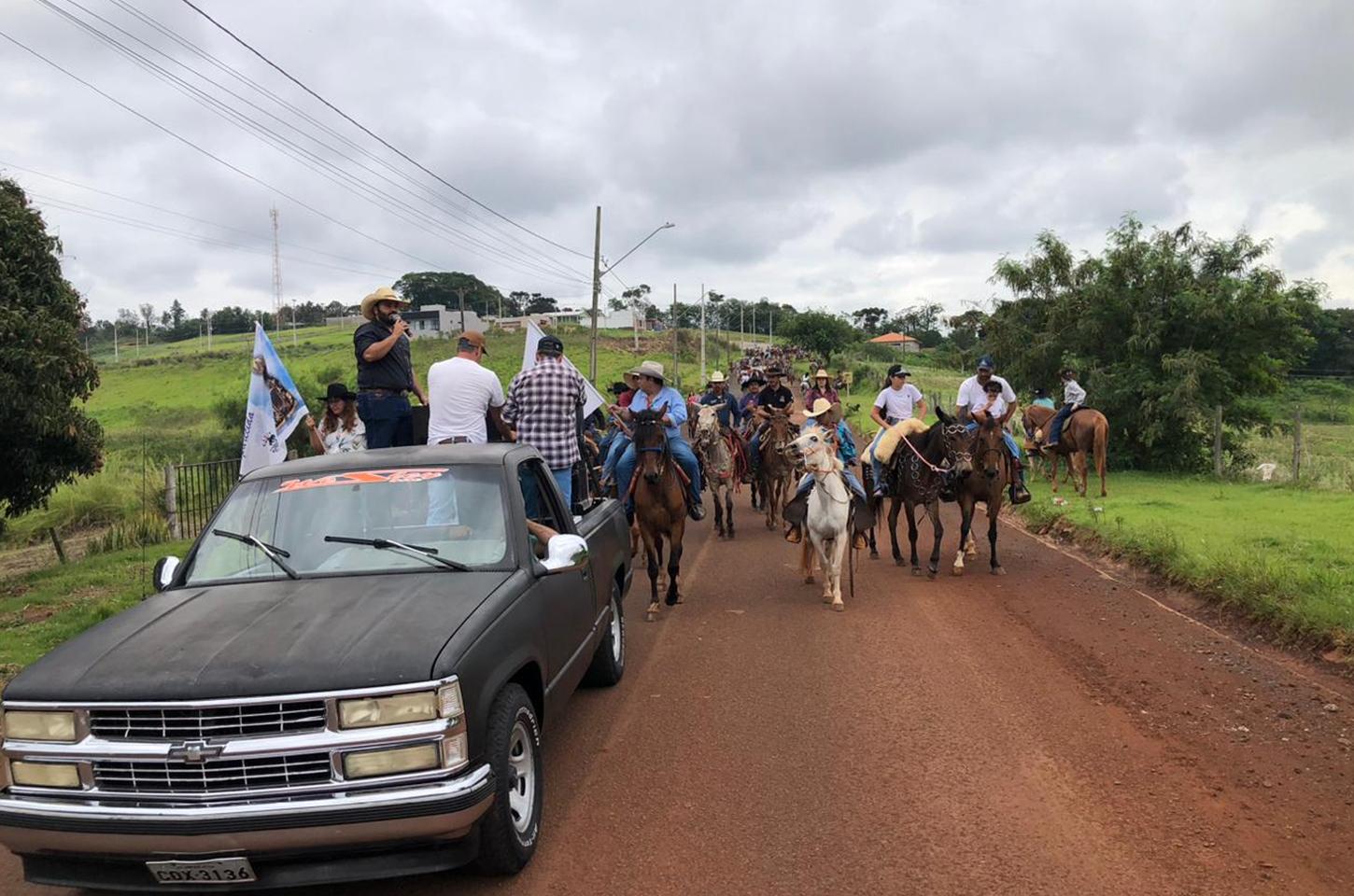 Cavalgada da República reúne cavaleiros e amazonas em Jandaia do Sul