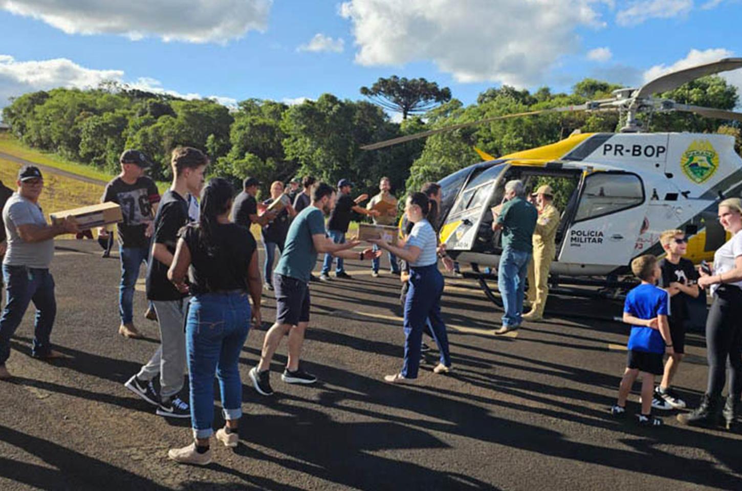 Com apoio aéreo, Estado leva milhares de insumos hospitalares para região de Rio Bonito do Iguaçu