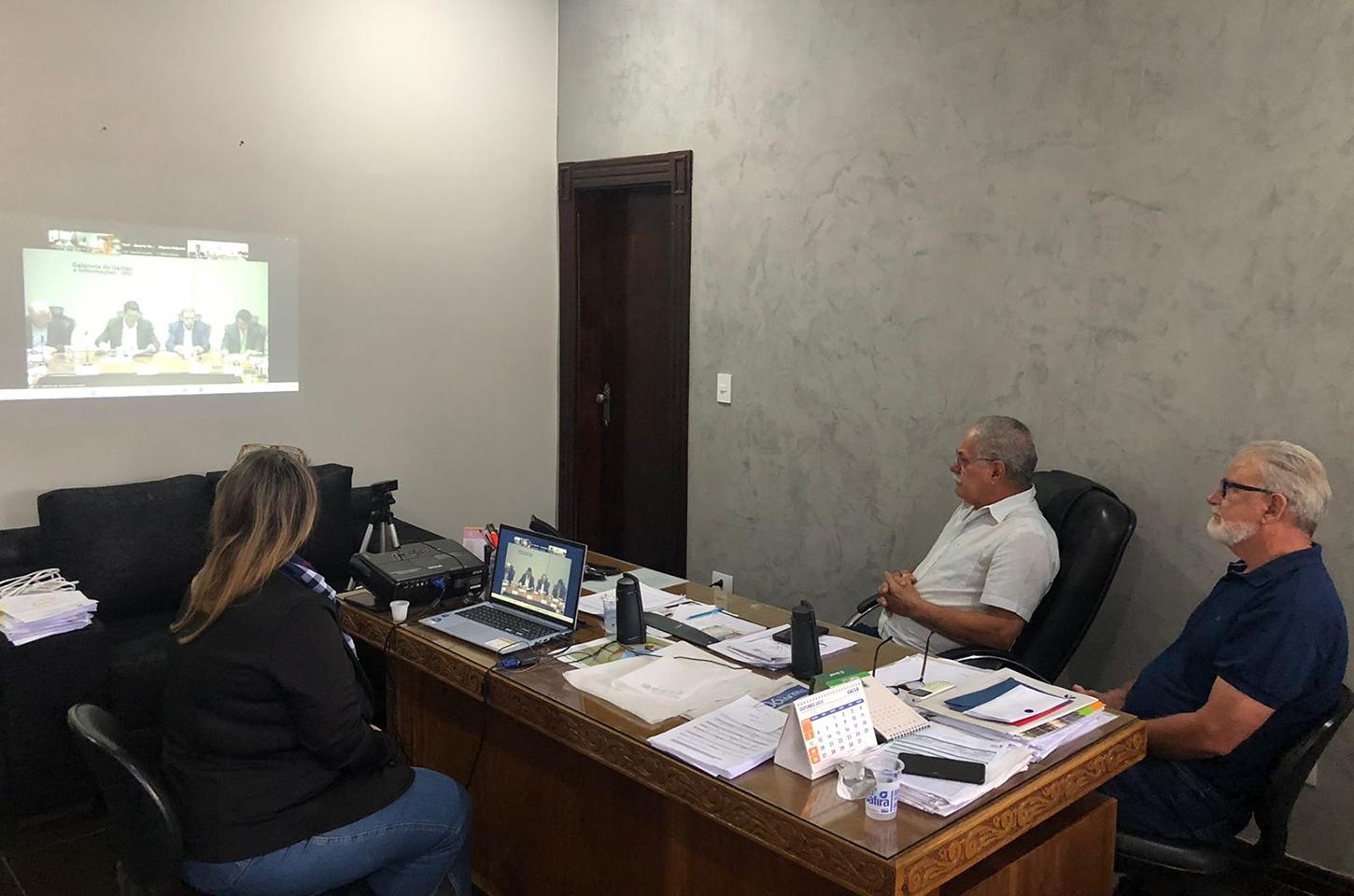 Ditão Pupio, e o vice-prefeito Inei Heckert participaram, na manhã desta segunda-feira (3), de uma reunião online com o governador Ratinho Junior