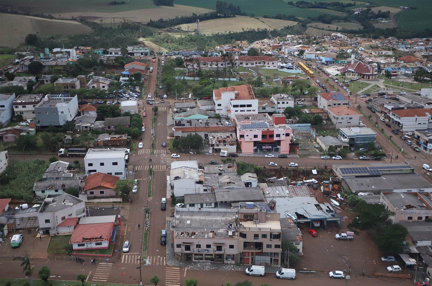 Estado propõe lei com auxílio de R$ 50 mil por família para agilizar ajuda a cidades atingidas por tornado