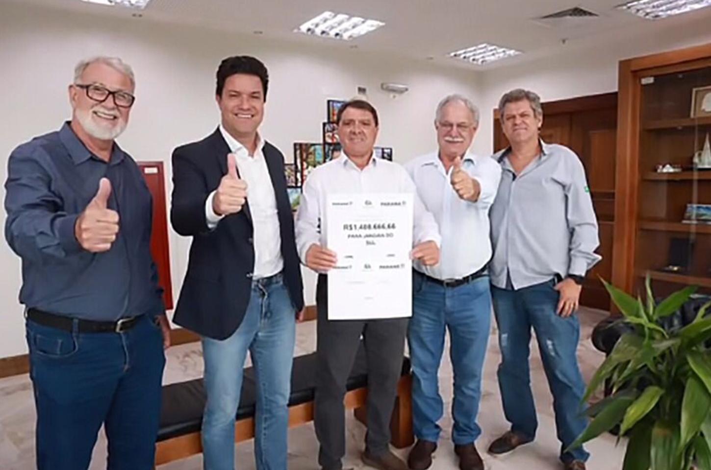 Na Casa Civil, Ditão foi recebido pelo secretário Lúcio Mauro Tasso, além do secretário de Estado das Cidades, Guto Silva