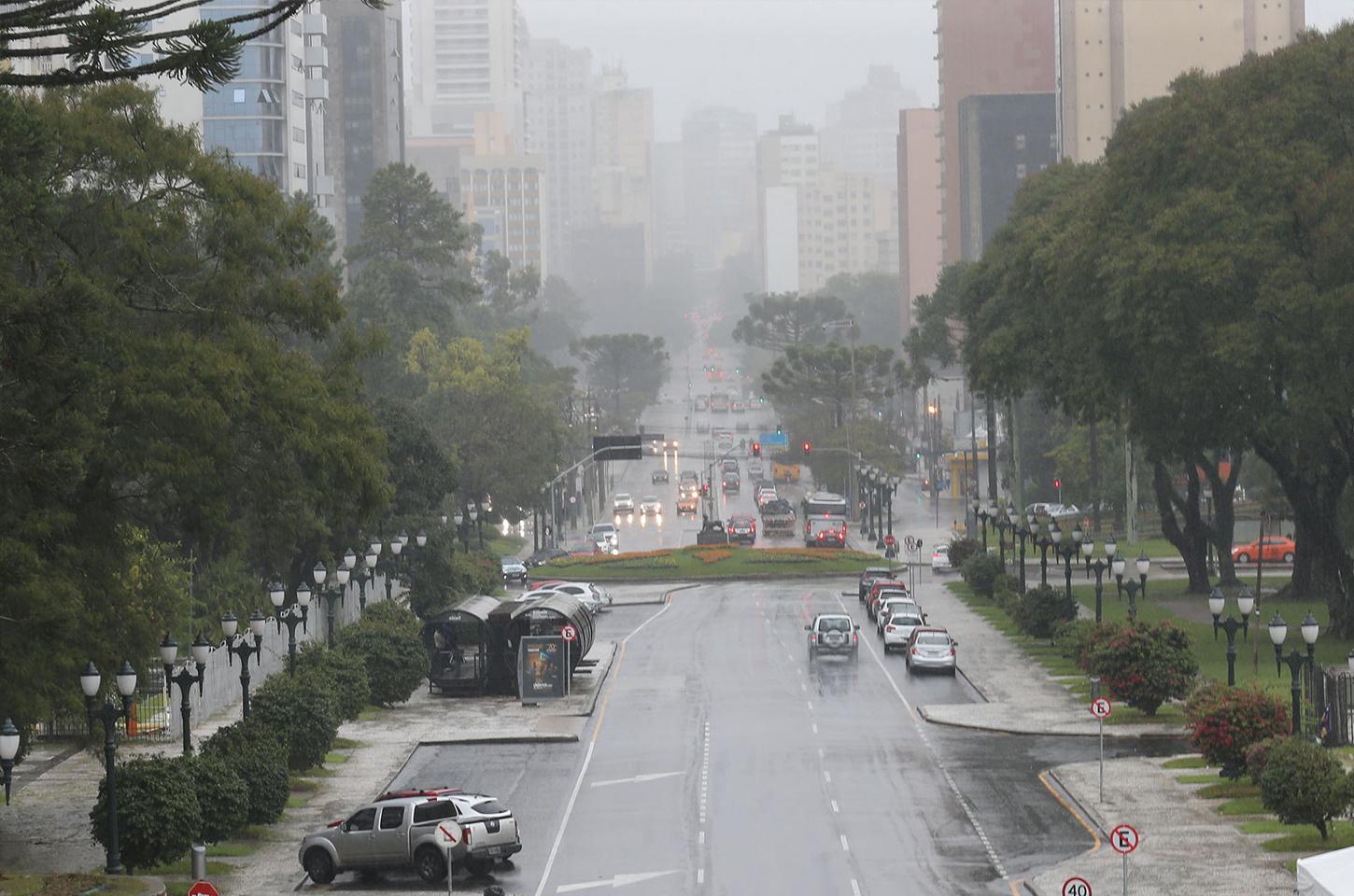 Nova frente fria traz chuva ao Paraná no Fim de Semana