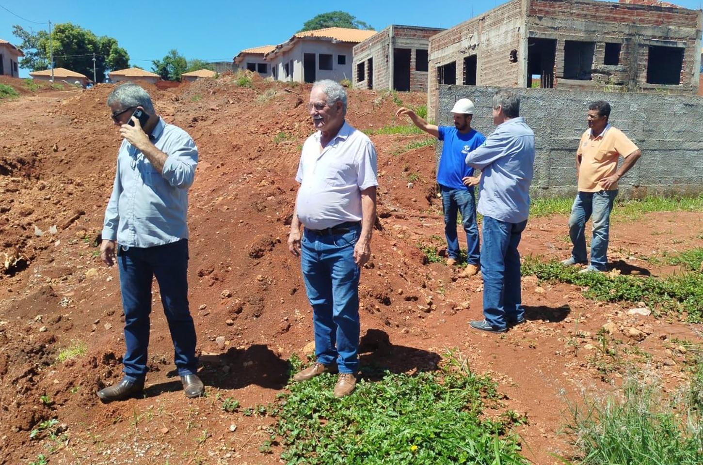 Prefeito Ditão Pupio acompanha obras do conjunto habitacional com 75 novas casas em Jandaia do Sul