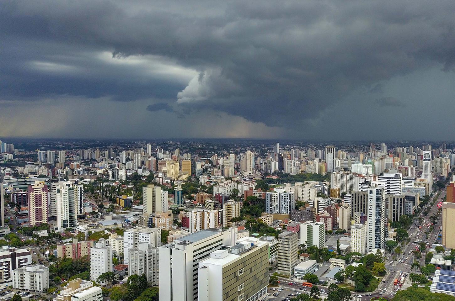 Após semana de calor intenso, 2026 chega com chuva e temperaturas mais amenas ao Paraná, diz Simepar