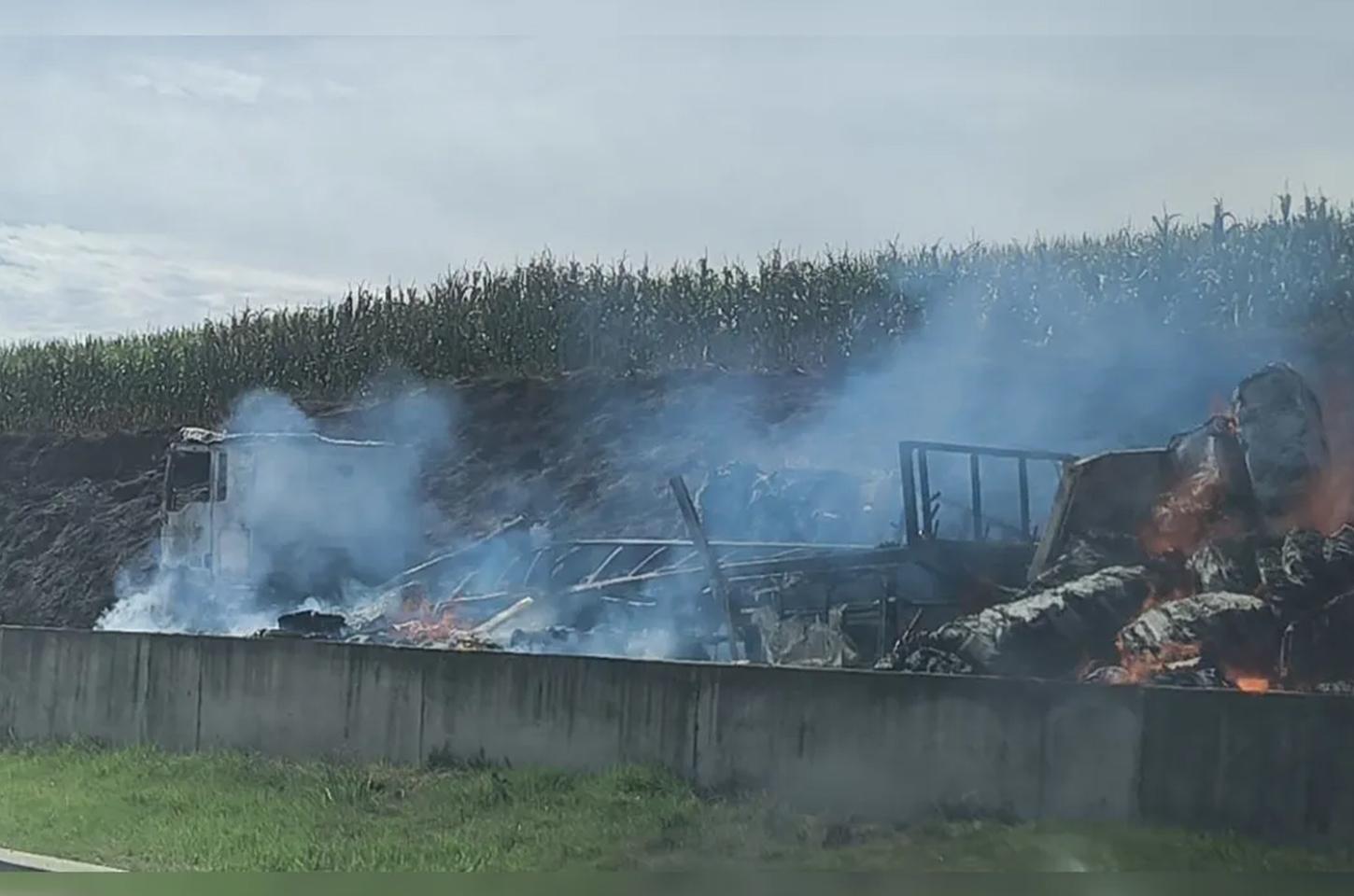 Caminhão pega fogo e causa interdição na BR-376; veja opções de desvio