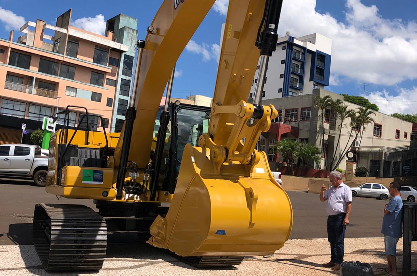 Jandaia do Sul recebe nova escavadeira e amplia capacidade de atendimento à população