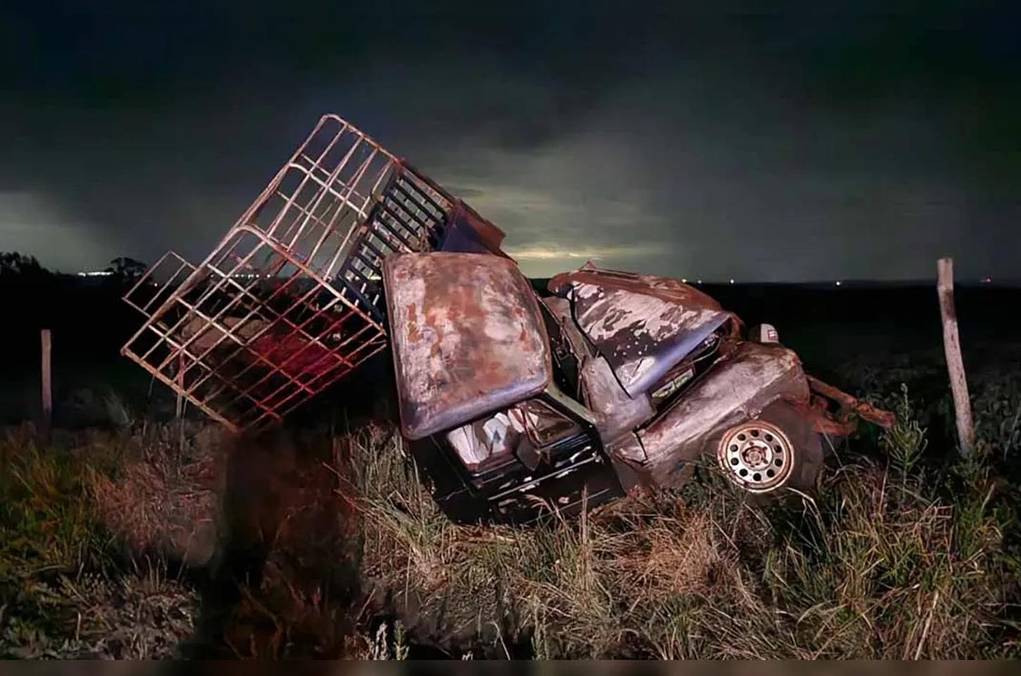 Acidente deixa caminhonete destruída na descida do Fitz, PR-466