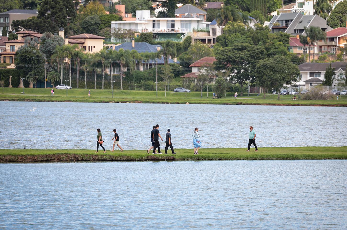 Antes de frente fria, fim de semana será de calor e chuvas isoladas no Paraná