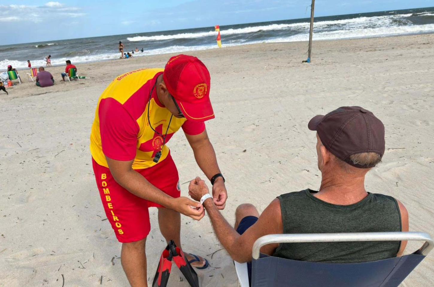Bombeiros alertam para cuidados com idosos em praias e balneários durante o verão