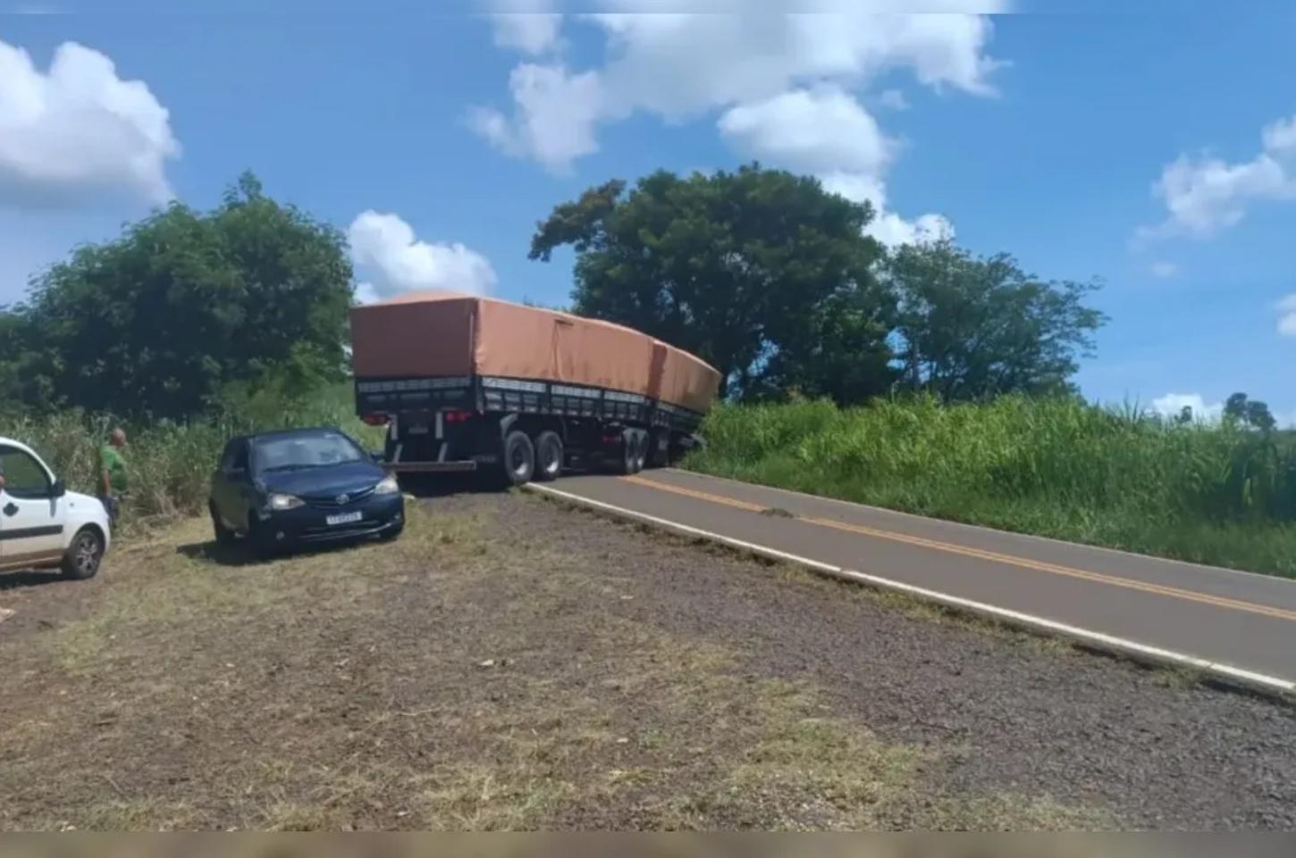 Caminhão fica atravessado em rodovia e bloqueia trânsito no Vale do Ivaí