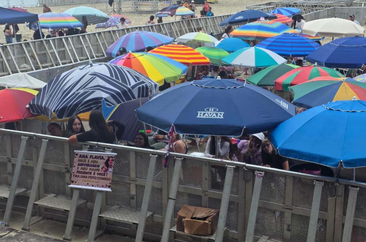 Fãs madrugam e ocupam frente do palco horas antes do show de Ana Castela em Matinhos