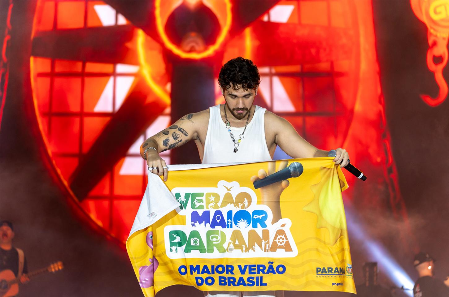Gustavo Mioto e Jiraya Uai fazem shows cheios de interação em Pontal do Paraná