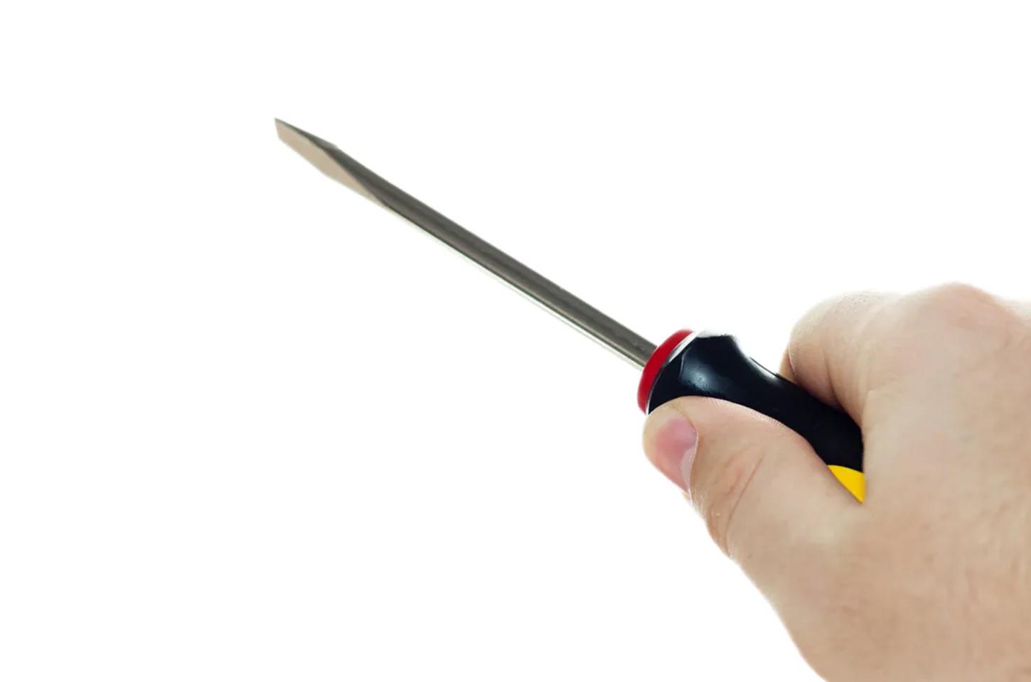 Homem ataca esposa e enteada com chave de fenda em Cambira