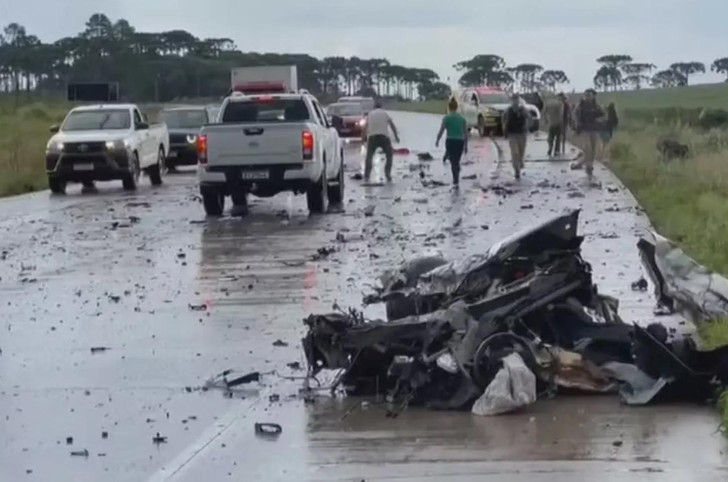 Mulher morre e carro é partido ao meio após colisão com caminhão no PR