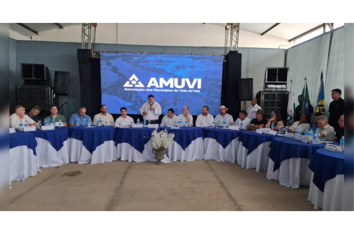 Prefeito Pedro Taborda assume presidência da Amuvi