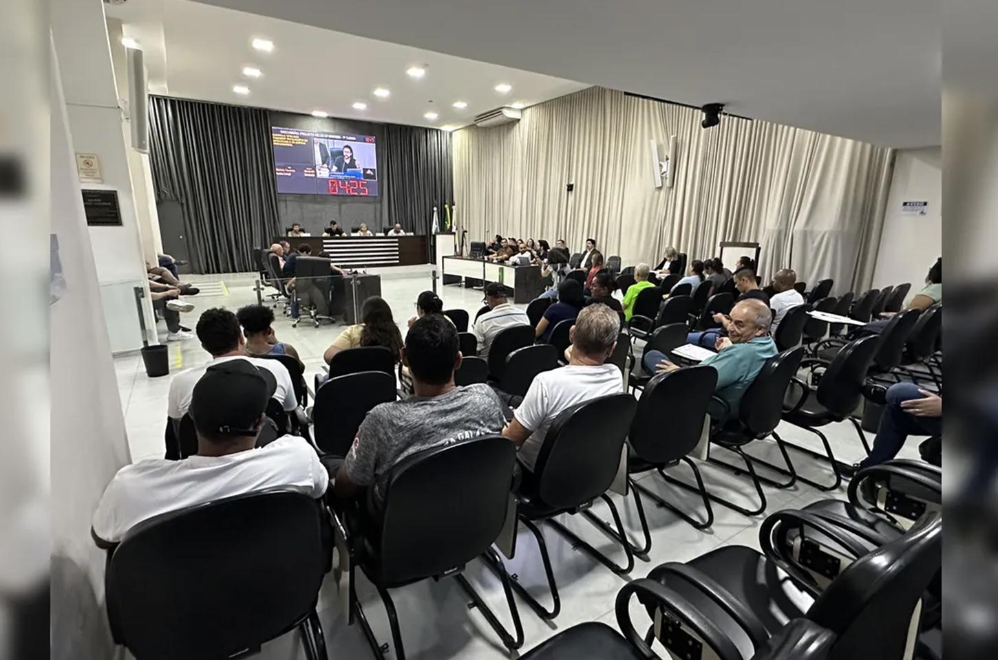 Câmara de Apucarana aprova reajuste de servidores e PSS em extraordinárias