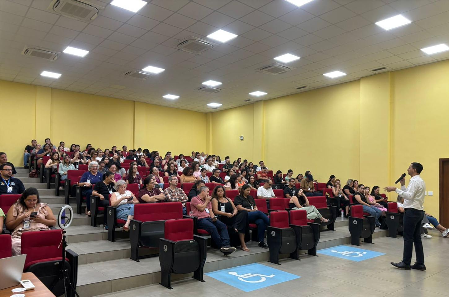 Capacitação fortalece atuação intersetorial no atendimento às famílias em Foz do Iguaçu
