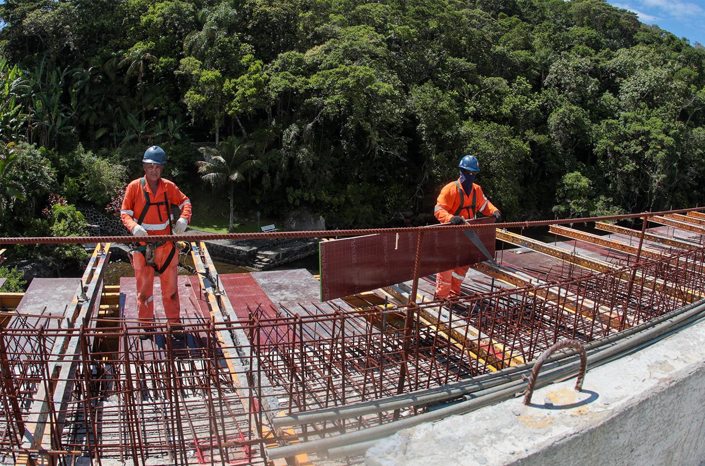 Obras da Ponte de Guaratuba continuam 24 horas por dia durante o Carnaval