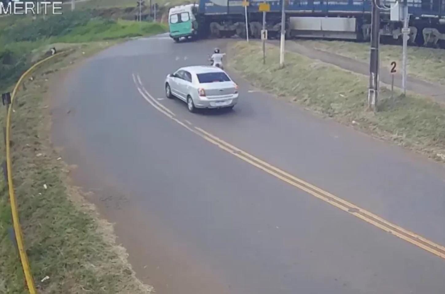 Colisão entre trem e ambulância é registrada em Jandaia do Sul, veja o video.