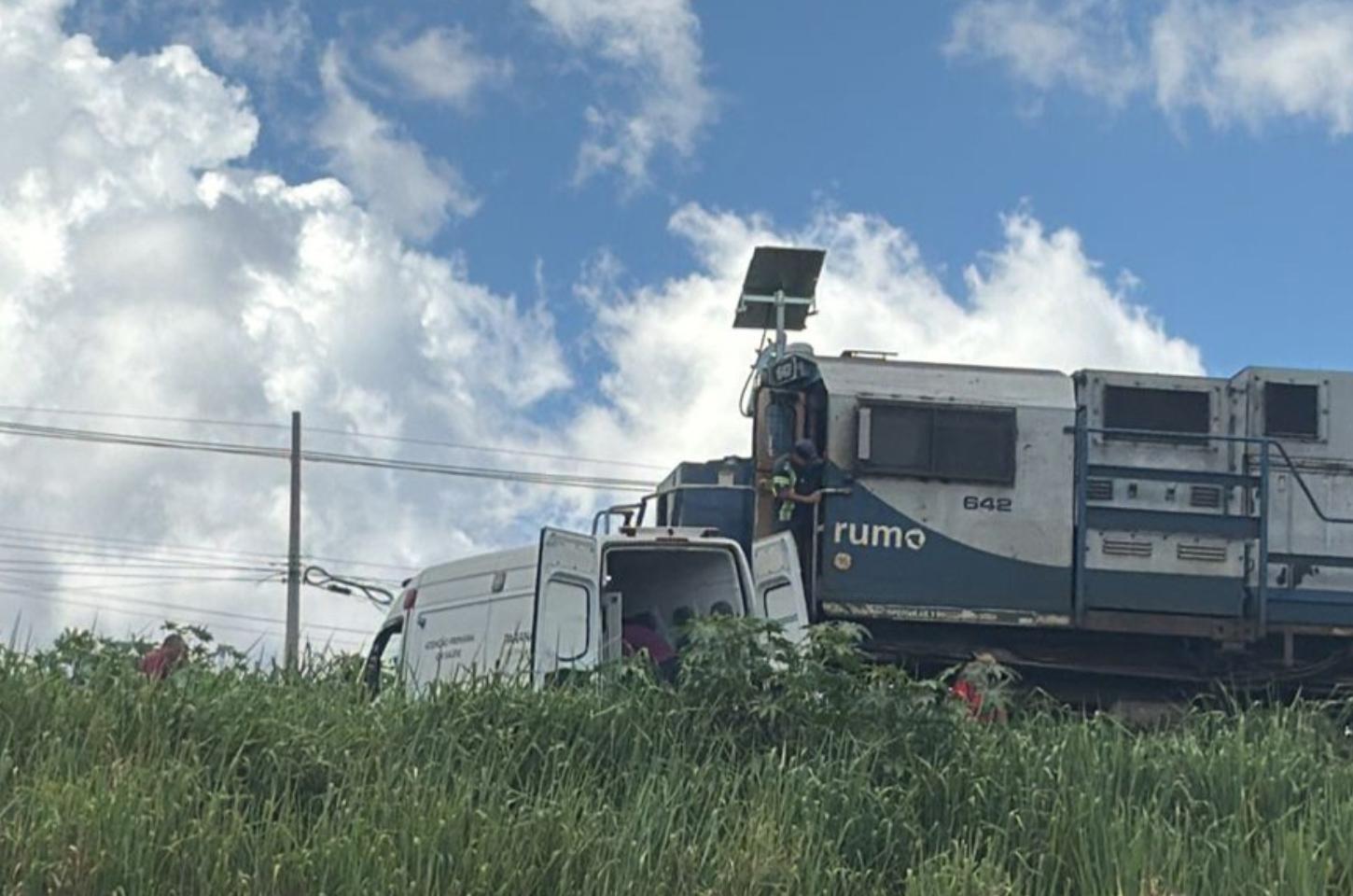 Colisão entre trem e ambulância mobiliza equipes de socorro em Jandaia do Sul