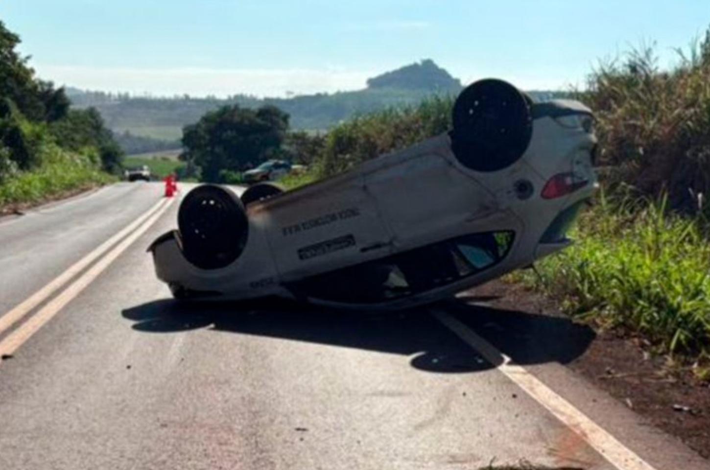 Colisão frontal deixa veículo capotado na BR-369 em Jandaia do Sul