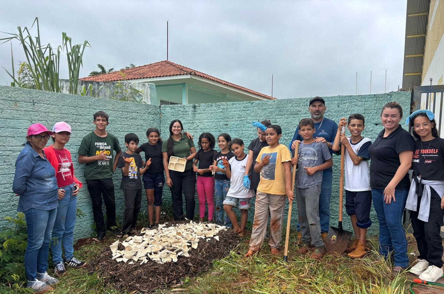 Nesta última terça-feira, dia 10, foi realizada uma oficina de horta voltada à educação ambiental e à produção sustentável de alimentos