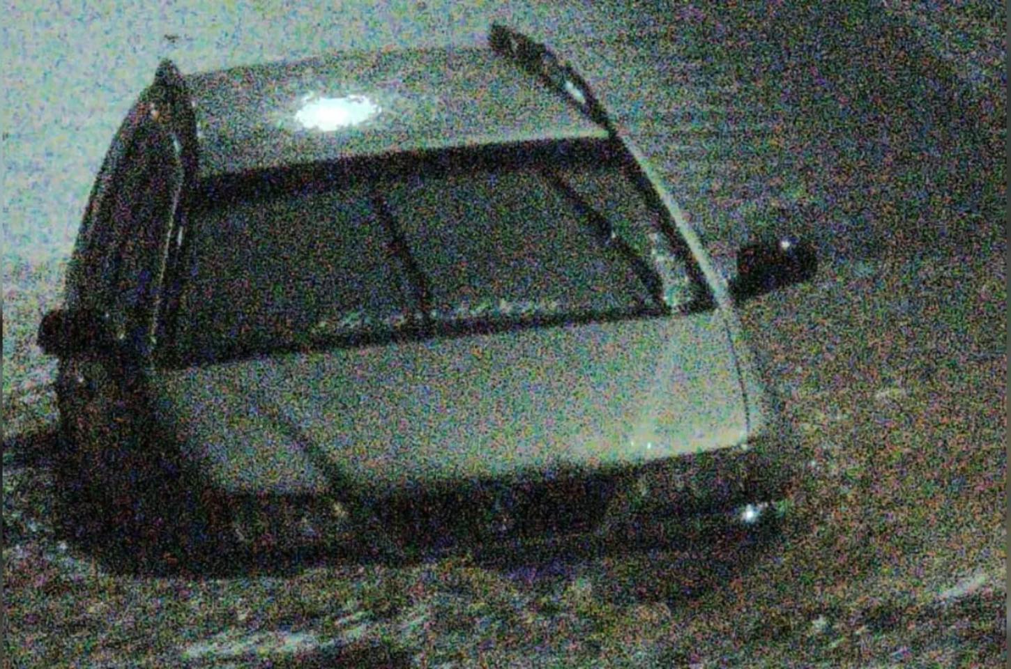 Carro é arrastado pela chuva em rua do Interlagos em Apucarana
