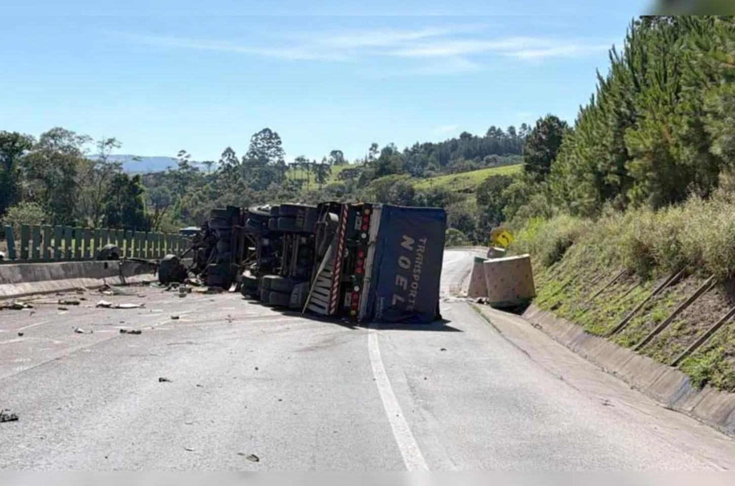 BR-376 tem pistas bloqueadas após caminhão tombar em Mauá da Serra