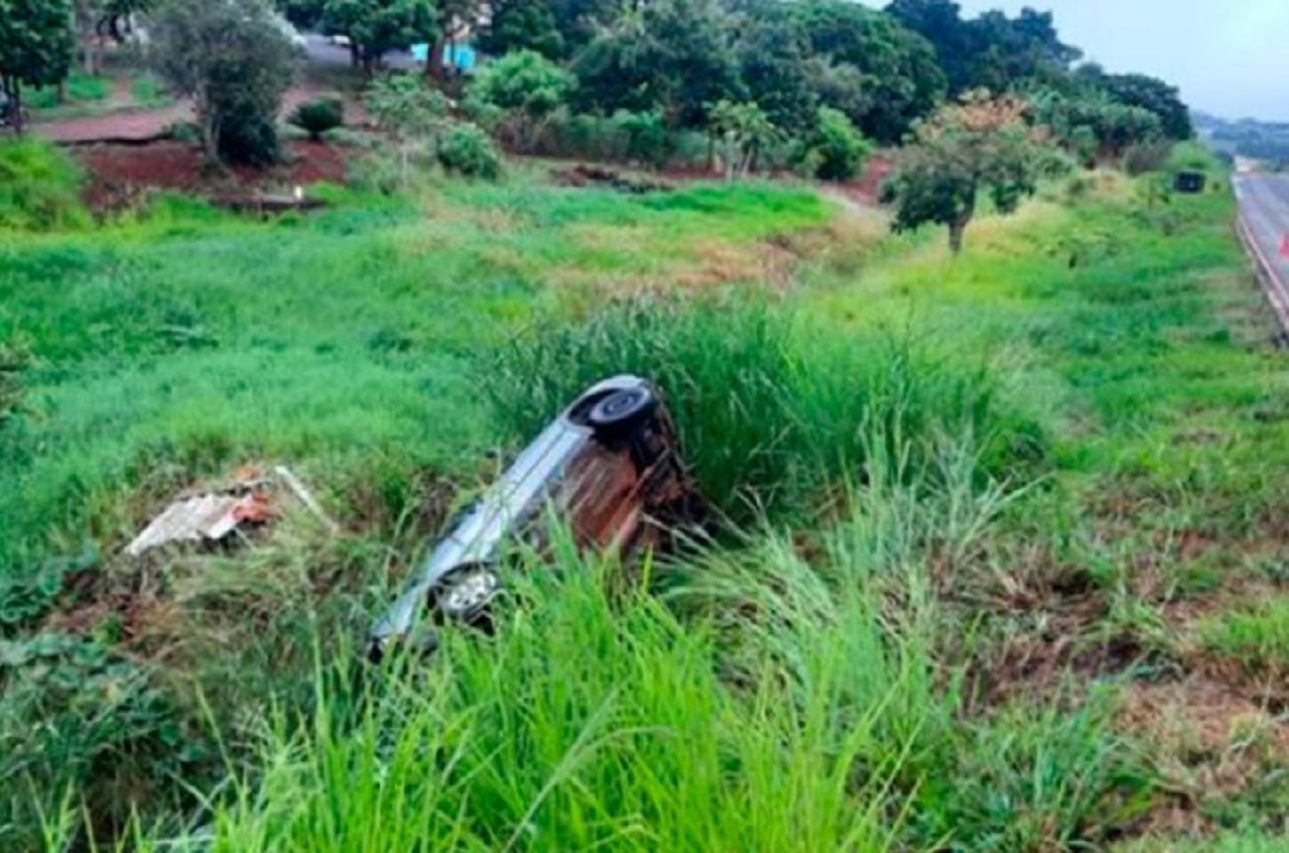 Carro capotado é encontrado às margens da BR-376 em Jandaia do Sul