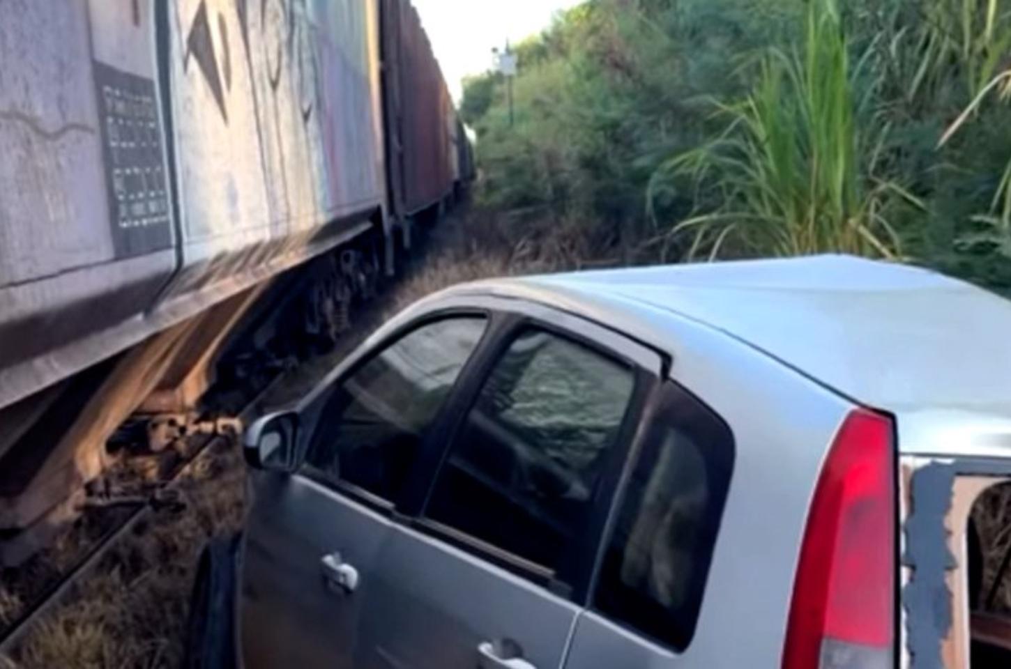 Carro é atingido por trem em passagem de nível em Jandaia do Sul