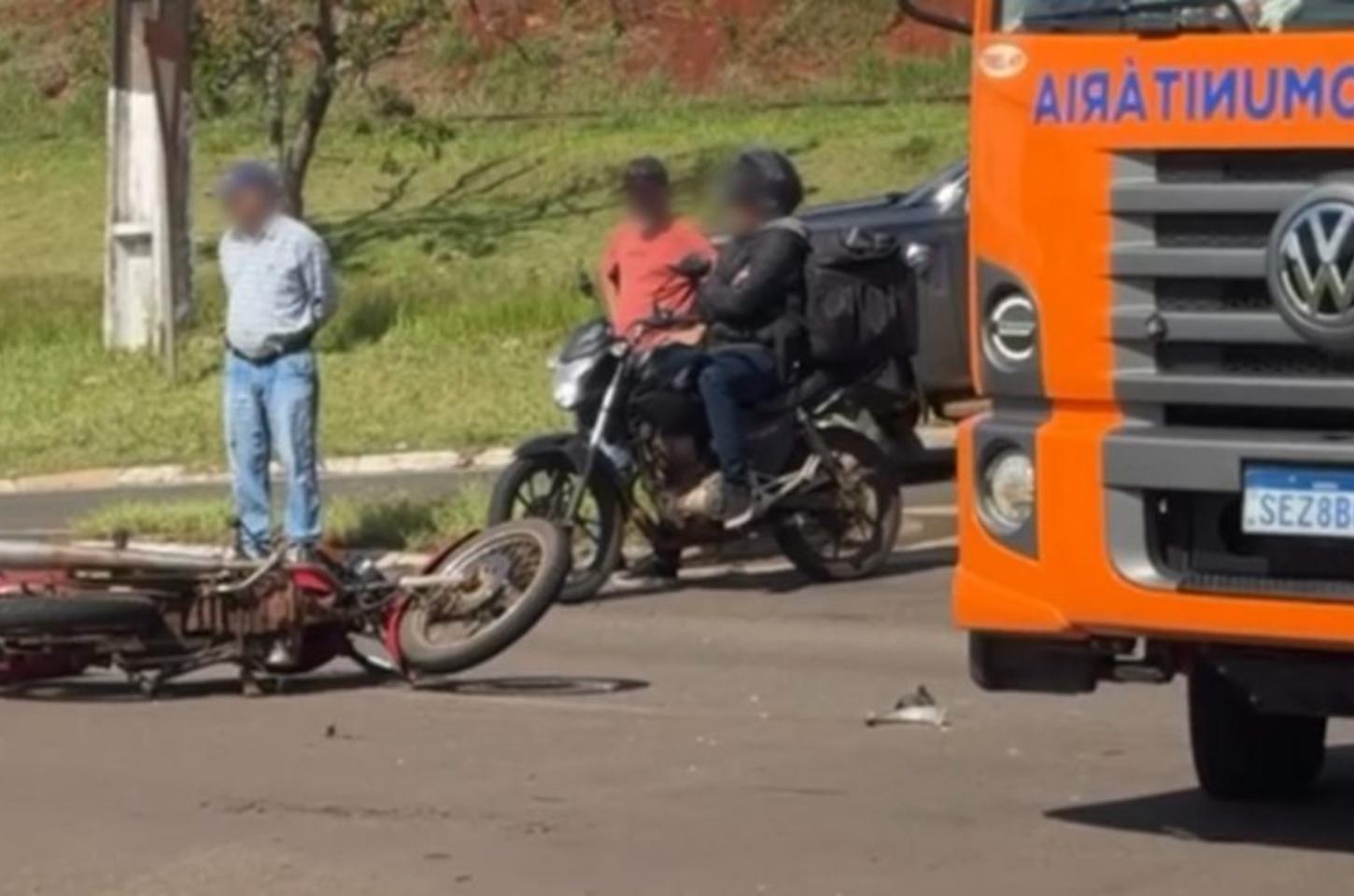 Colisão entre Fusca e motocicleta é registrada em trevo de Jandaia do Sul