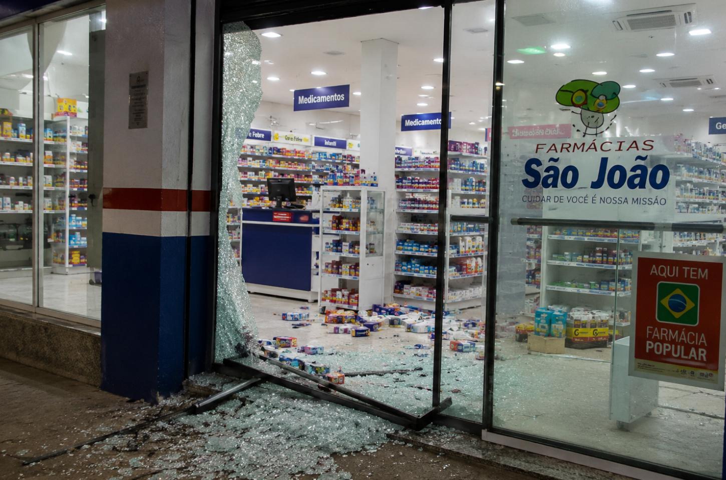 Farmácia é invadida durante a madrugada no centro de Jandaia do Sul