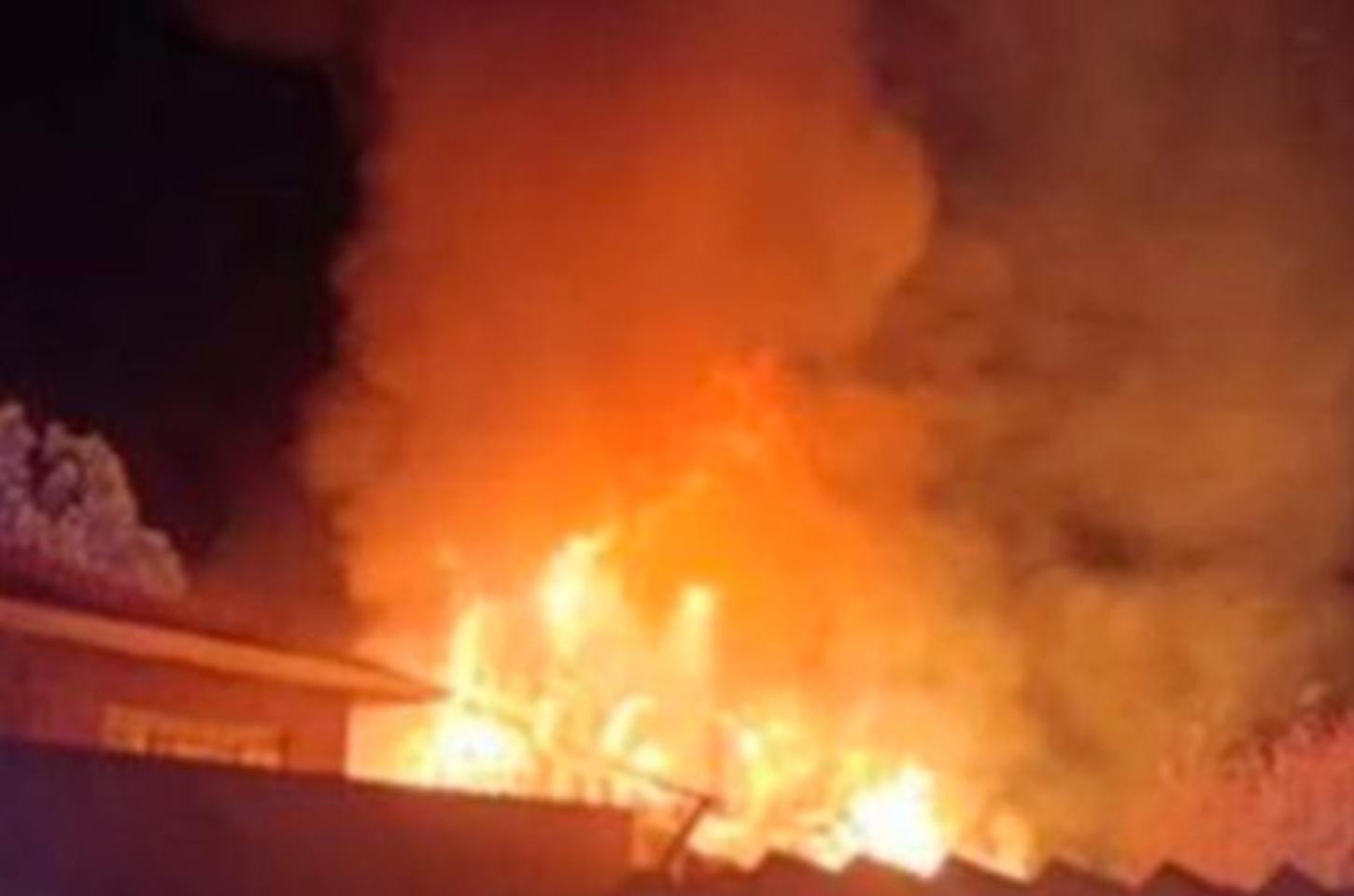 Homem é encontrado morto após incêndio em residência; esposa e enteado são presos em Faxinal