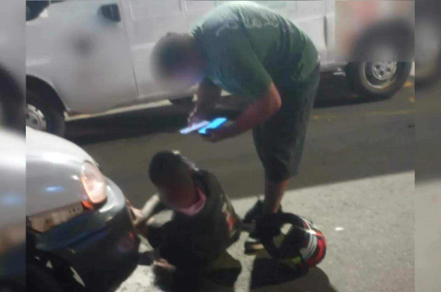 Jovem fica ferido em colisão entre moto e van na Vila Agari em Apucarana