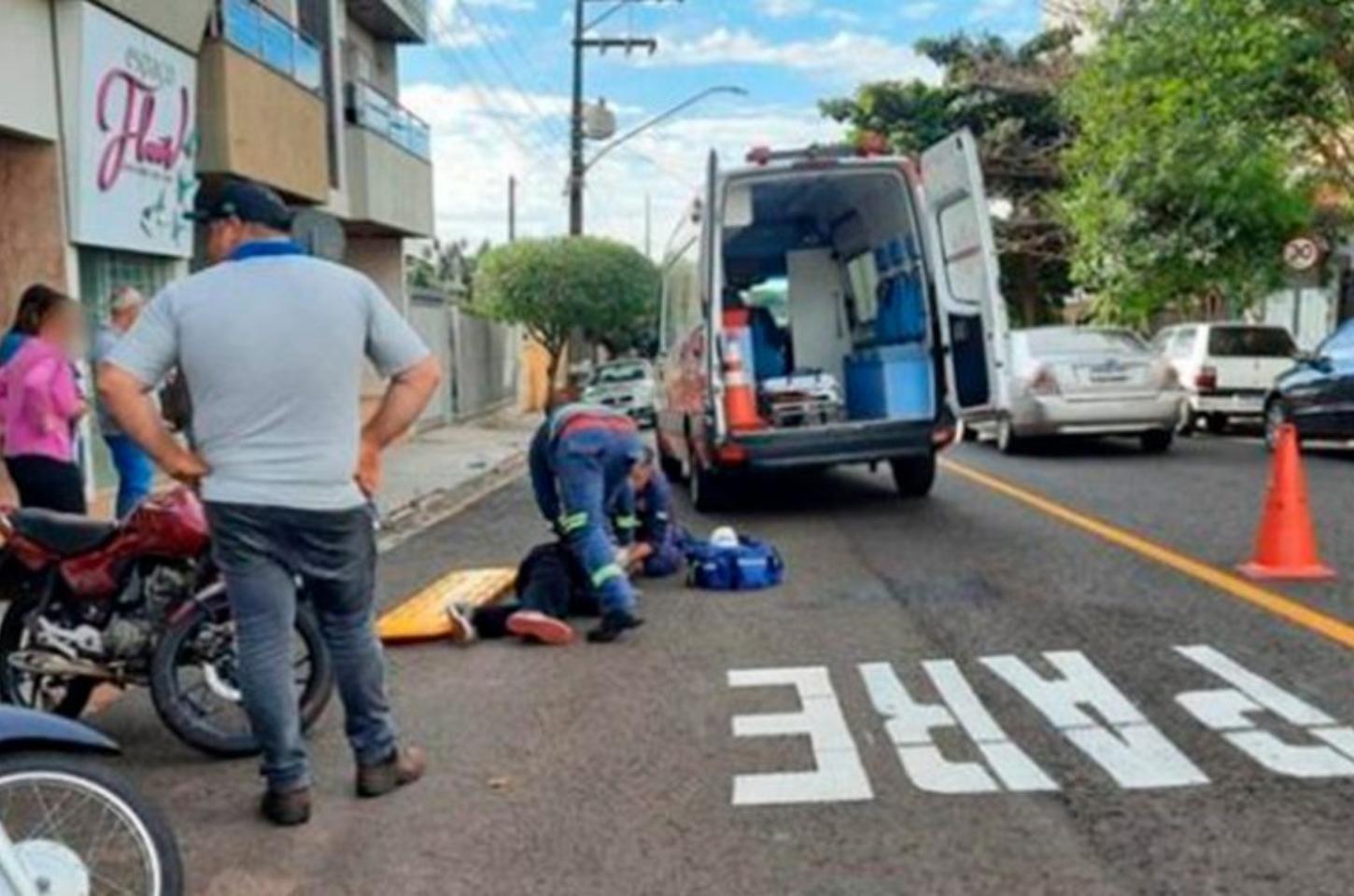 Motociclista fica ferido após colisão com caminhão em Jandaia do Sul