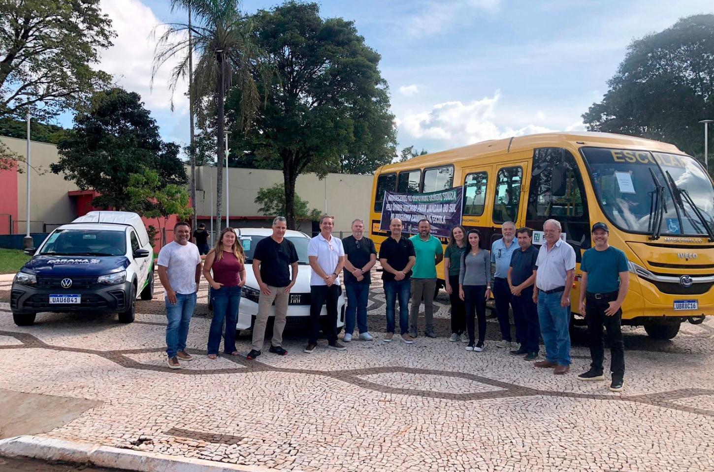 Prefeitura de Jandaia do Sul entrega novos veículos para educação e saúde