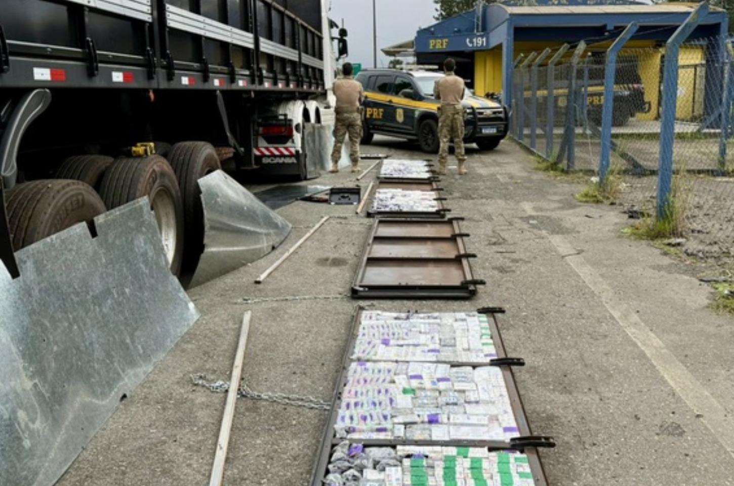 PRF apreende emagracedores e anabolizantes escondidos em carreta no Paraná