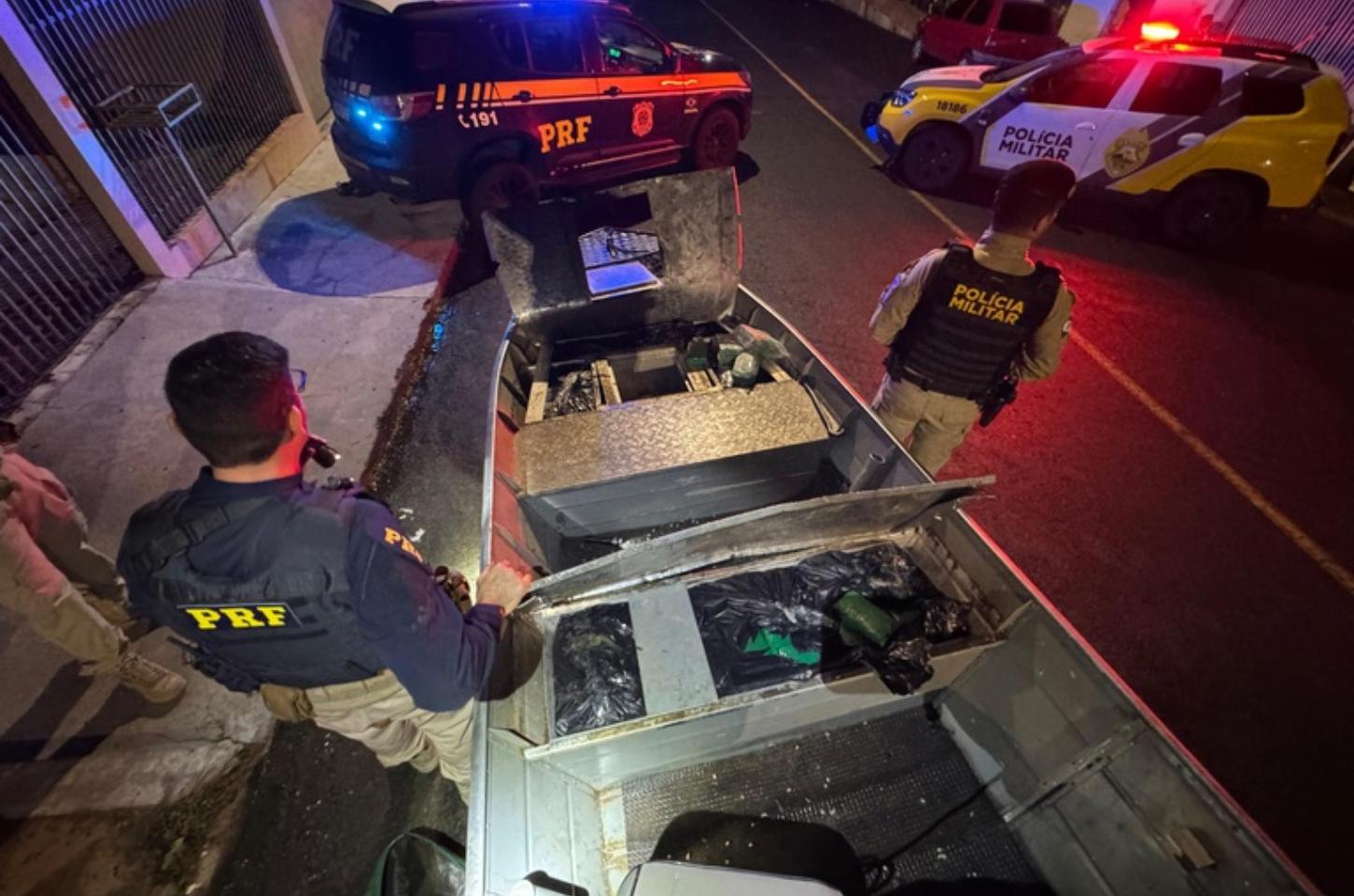 PRF e PMPR apreendem barco recheado com 284 kg de maconha em Joaquim Távora (PR)