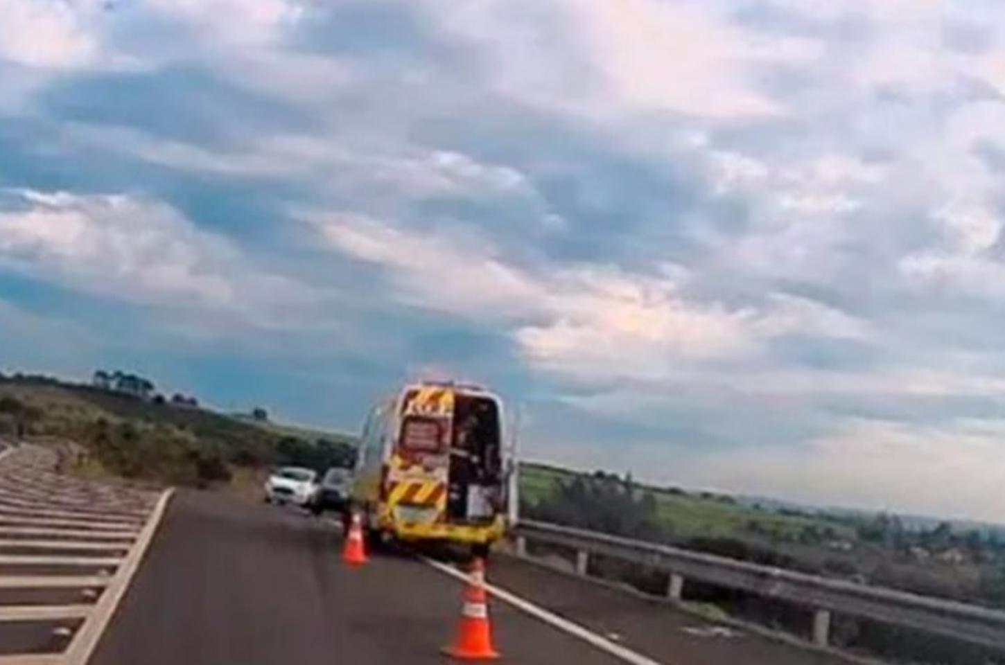 Colisão entre carro e carreta é registrada na alça de acesso de Jandaia do Sul