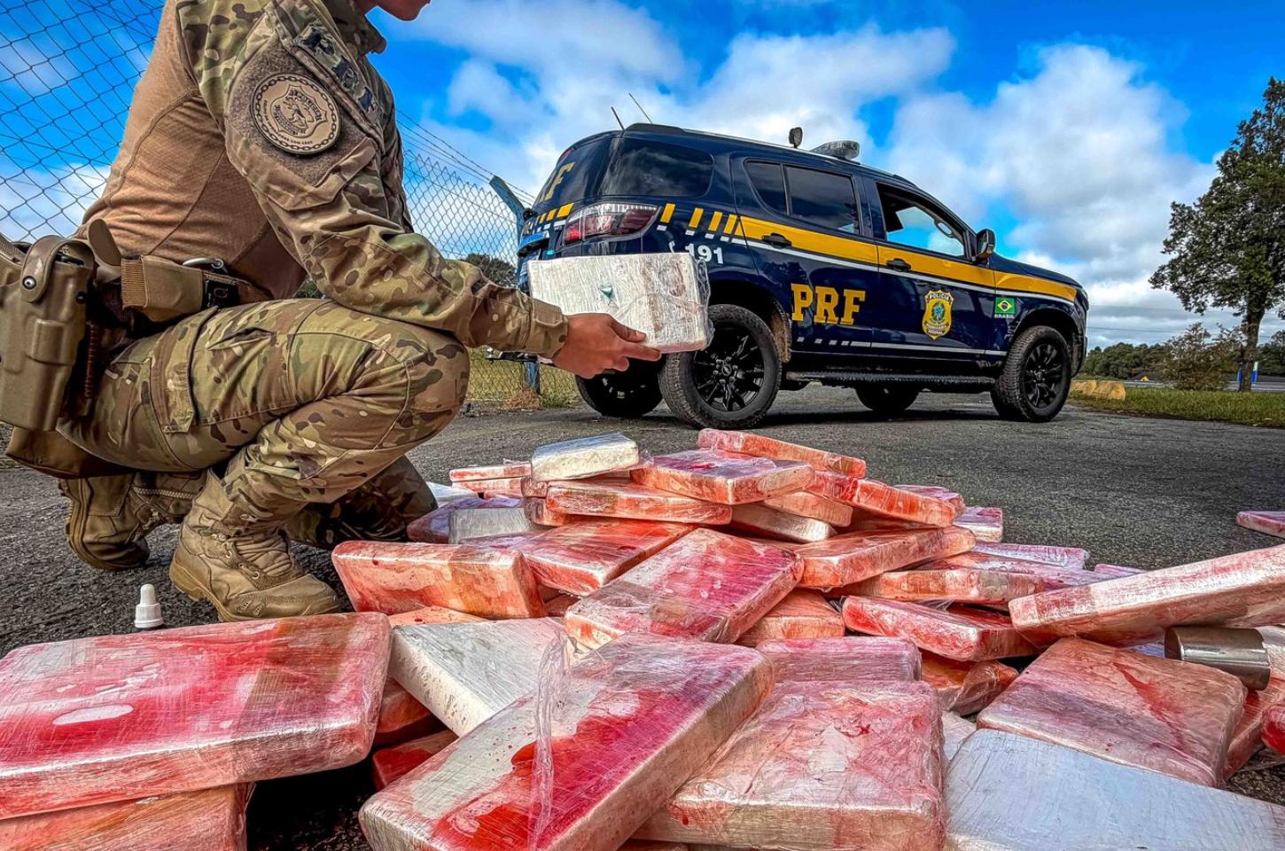 Dia Internacional de Combate ao Tráfico: PRF apreende quase 100 kg de cocaína escondidos em carreta no Paraná