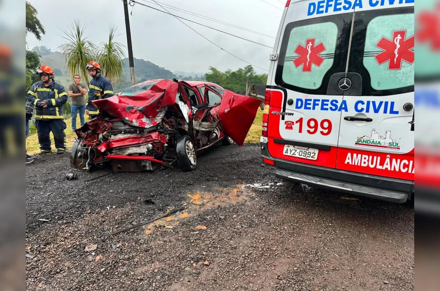 Mulher morre após grave acidente entre carro e carreta na BR-369 em Jandaia do Sul