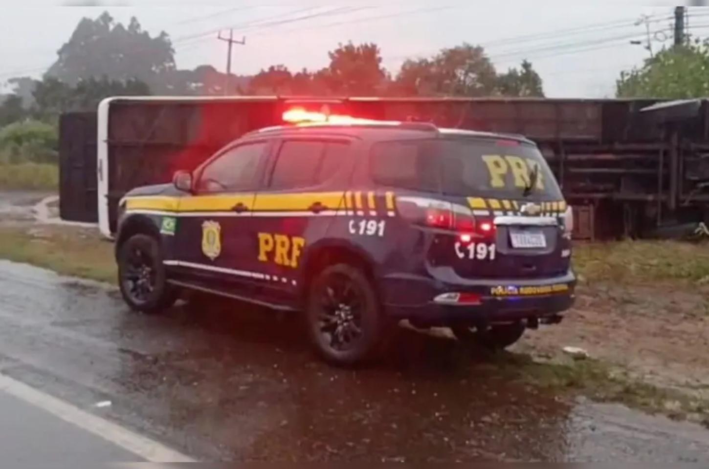 Ônibus tomba na BR-277 em Cascavel e deixa 22 passageiros feridos