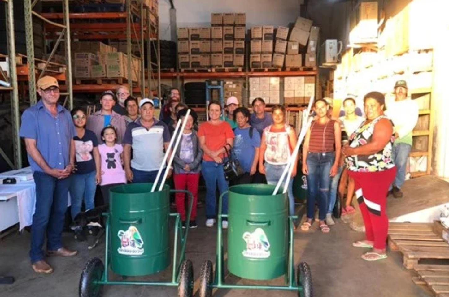 Prefeitura reforça limpeza urbana com entrega de 26 novos carrinhos de gari