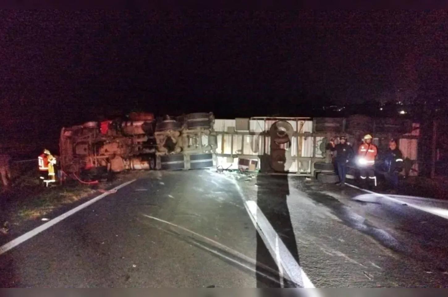 Caminhão carregado com frango tomba na BR-376 e interdita rodovia por quatro horas