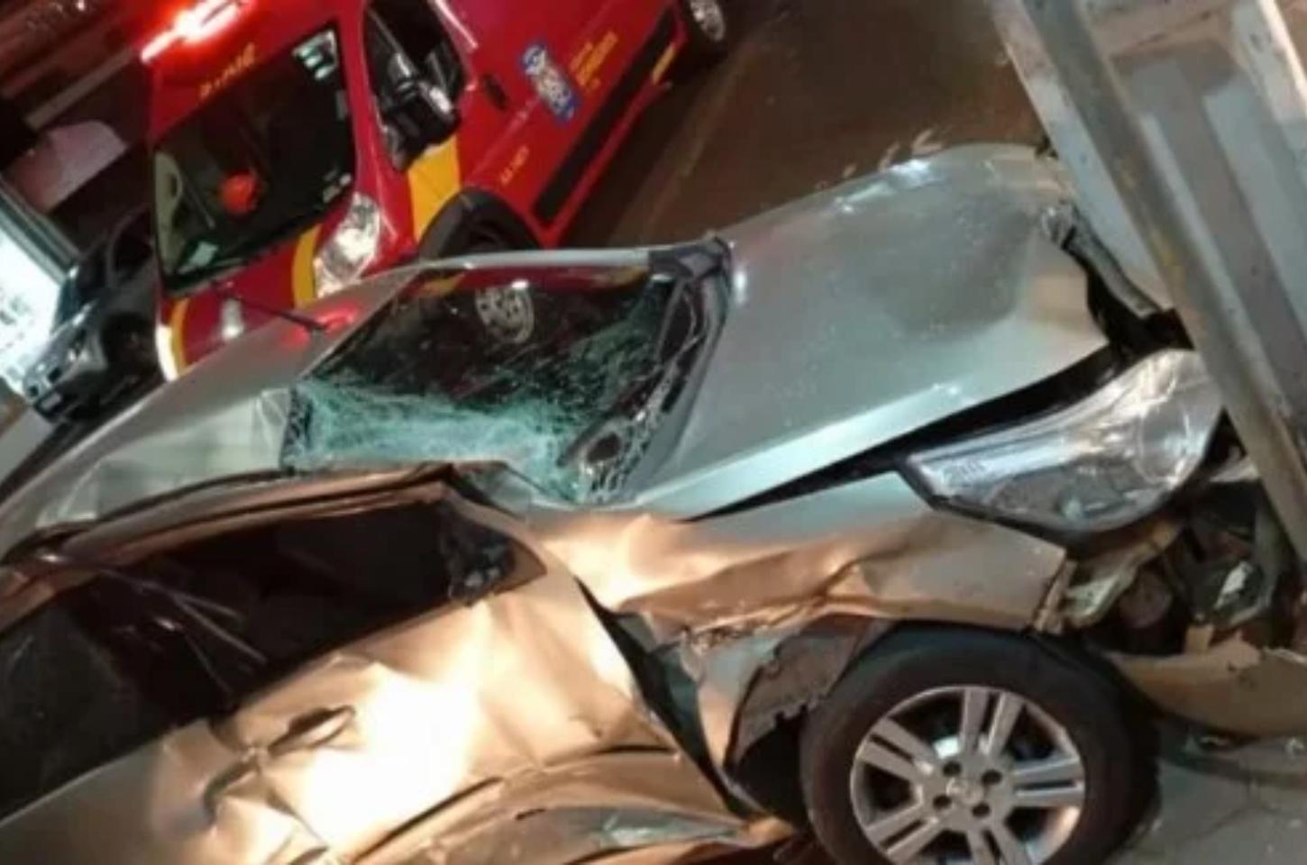 Colisão entre carro e ônibus deixa motorista ferido no centro de Mandaguari